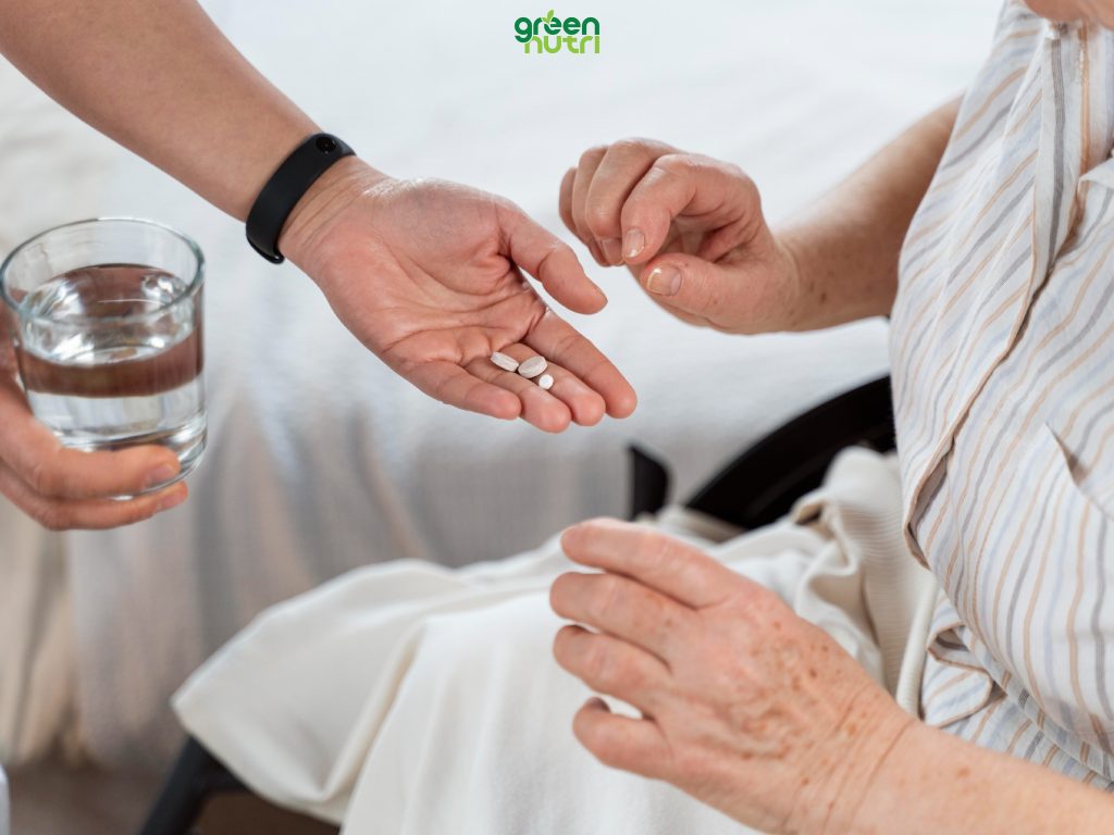 Việc uống thuốc của người cao tuổi nên có sự hỗ trợ từ người thân Uống thuốc